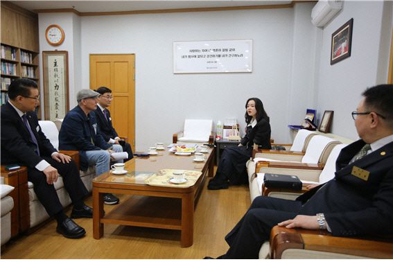 18일 저녁 탈북방송인 정유나 씨가 두 번째 간증에 앞서 순복음노원교회 담임목사실에서 교회 목사 등과 인터뷰를 하고 있다.
