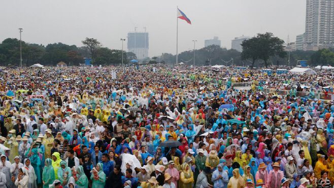 지난 2015년 필리핀 마닐라에서 교황이 집전하는 미사에 참석하기 위해 모인 시민들의 모습. 교황청은 이날 미사에 700만명에 가까운 인파가 몰려 사상 최대를 기록했다고 밝혔다/로이터 연합뉴스