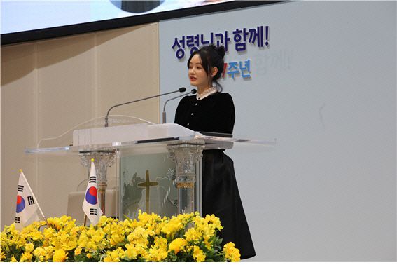 탈북방송인 정유나 씨가 간증하고 있다. 그녀는 남쪽에서 태어난 그것만으로도 축복이라고 했다./순복음노원교회