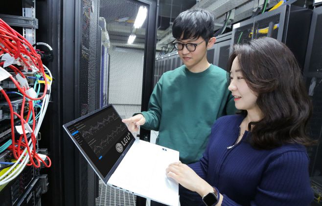 LG유플러스는 통신장비 제조업체인 에릭슨과 인공지능(AI) 기술을 활용해 네트워크 장애를 예측하는 기술을 시연했다고 23일 밝혔다. 사진은 LG유플러스 임직원들이 관련 기술을 시연하는 모습./LG유플러스