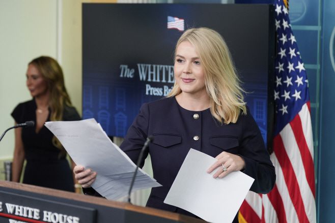 캐롤라인 레빗 미국 백악관 대변인이 1일(현지시간) 백악관 브리핑 룸에 도착하고 있다./AP·연합