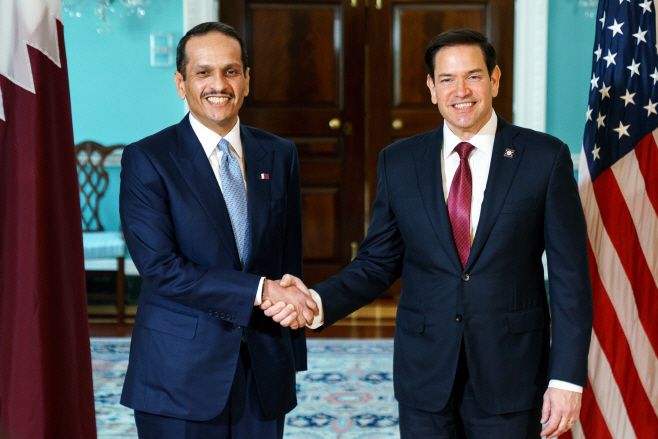 마코 루비오 미국 국무부 장관(오른쪽)이 22일(현지시간) 워싱턴 D.C. 국무부 청사에서 셰이크 무함마드 빈 압둘라흐만 알타니 카타르 총리 겸 외무장관과 악수를 나누고 있다./EPA·연합