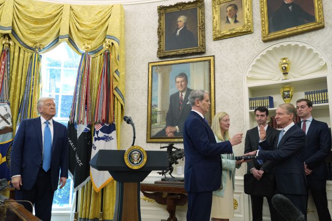 폴 앳킨스 미국 증권거래위원회(SEC) 위원장(오른쪽 두번째)이 22일(현지시간) 백악관 오벌 오피스(집무실)에서 부인이 든 성서에 손을 올리고 스콧 베선트 재무부 장관(다섯번째)에게 취임 선서를 하고 있다. 이를 도널드 트럼프 대통령이 지켜보고 있다./AP·연합