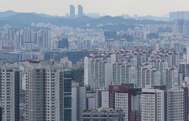 서울의 한 아파트 밀집지역 전경./연합뉴스
