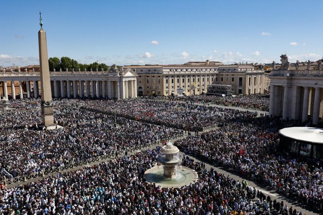 26일(현지시간) 바티칸 성베드로 광장에서 열린 프란치스코 교황 장례 미사에 참석한 추모객들./EPA 연합