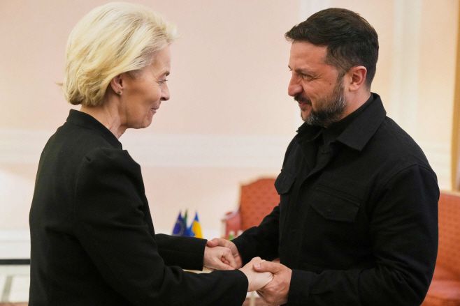 볼로디미르 젤렌스키 우크라이나 대통령(오른쪽)과 우르줄라 폰데어라이엔 유럽연합(eu) 집행위원장이 26일(현지시간) 바티칸에서 진행된 프란치스코 교황 장례미사에 앞서 만나고 있다./AFP·연합