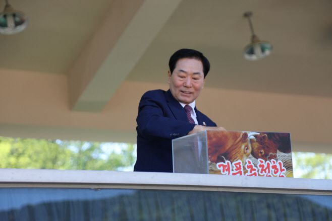 26일 창녕 소 힘겨루기 대회장에서 개최된 제21회 창녕 전국 민속 소힘겨루기 대회 개막식에서 성낙인 군수가 경품 추첨을 하고 있다. /오성환 기자