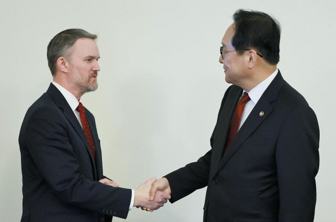 정인교 산업통상자원부 통상교섭본부장이 8일(현지시간) 미국 워싱턴 D.C. 미국 무역대표부(USTR) 회의실에서 진행된 제이미슨 그리어 USTR 대표와 면담에 앞서 악수를 나누고 있다./산업통상자원부 제공