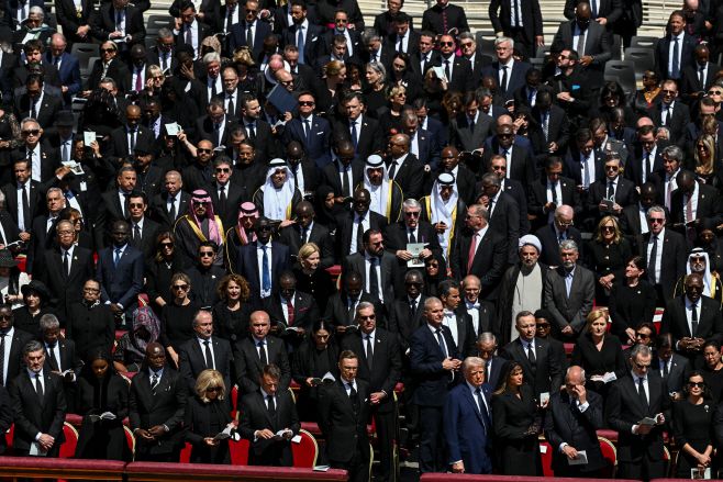 도널드 트럼프 미국 대통령 부부 등 전 세계 정상과 주요 인사들이 26일(현지시간) 바티칸에서 진행된 프란치스코 교황 장례미사에 참석하고 있다./로이터·연합