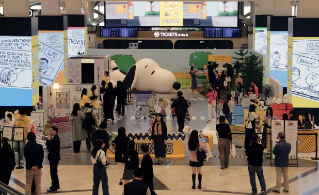 강남점 1층 오픈스테이지에 마련된 피너츠 팝업스토어 전경./신세계백화점
