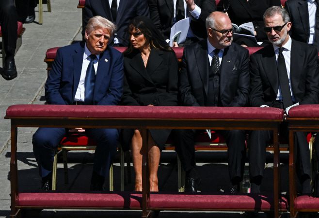 도널드 트럼프 미국 대통령(왼쪽) 부부·스페인 국왕 펠리페 6세(오른쪽) 등이 26일(현지시간) 바티칸에서 진행된 프란치스코 교황 장례미사에 참석하고 있다./로이터·연합