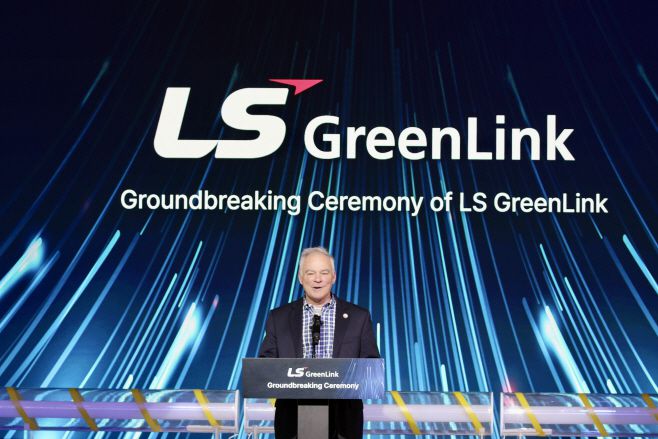 팀 케인 미국 민주당 상원의원이 28일(현지시간) 미국 버지니아주 체서피크에서 진행된 LS그린링크 해저케이블 제조 공장 착공식에서 축사를 하고 있다./(체서피크)하만주 특파원