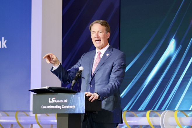 글렌 영킨 미국 버지니아주 지사가 28일(현지시간) 미국 버지니아주 체서피크에서 진행된 LS그린링크 해저케이블 제조 공장 착공식에서 축사를 하고 있다./(체서피크)하만주 특파원