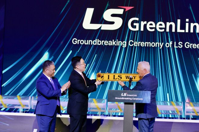 릭 웨스트 미국 버지니아주 체서피크 시장(오른쪽)이 28일(현지시간) 미국 버지니아주 체서피크에서 진행된 LS그린링크 해저케이블 제조 공장 착공식에서 공장 입구 도로를 'LS 1번가(1 LS WAY)'로 명명한 도로 표지판을 구본규 LS전선 대표이사(가운데)에게 전달하고 있다. 왼쪽은 심윤찬 LS그린 링크 대외협력 담당./(체서피크)하만주 특파원