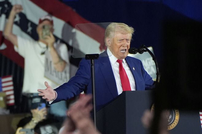 도널드 트럼프 미국 대통령이 29일(현지시간) 미시간주 워런의 매콤 카운티 커뮤니티 칼리지 스포츠 엑스포 센터에서 취임 100일 기념 연설을 하고 있다./AP·연합