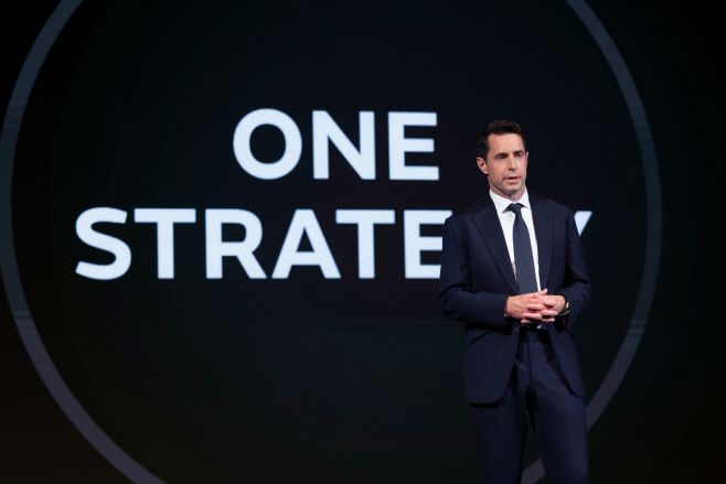 로빈 콜건 JLR 코리아 대표가 30일 포시즌스 호텔 서울에서 열린 기자간담회에서 '원(One) 전략'을 발표하고 있다. / JLR 코리