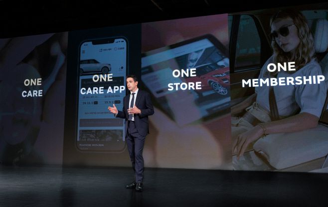 로빈 콜건 JLR 코리아 대표가 30일 포시즌스 호텔 서울에서 열린 기자간담회에서 '원(One) 전략'을 발표하고 있다. / JLR 코리아