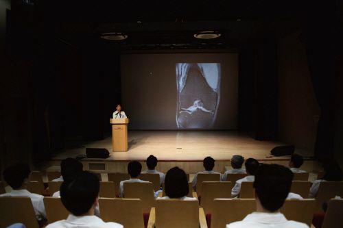 바른세상병원은 의료진 전문성 함양을 위해 매일 오전 8시 센터별 의료진 컨퍼런스를 진행하고 있다. 서동원 병원장이 컨퍼런스를 주재하고 있다. /바른세상병원