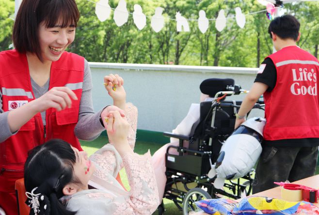 LG전자 임직원으로 구성된 '라이프스굿 봉사단'이 지난 30일 서울 강동구에 위치한 암사재활원을 찾아 장애 아동·청소년들과 다양한 체험 활동을 진행했다. /LG전자