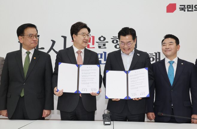 1일 서울 여의도 국회에서 더불어민주당 박찬대 당대표 직무대행 겸 원내대표와 국민의힘 권성동 원내대표가 추경안 합의문에 서명한 뒤 미소짓고 있다. /연합