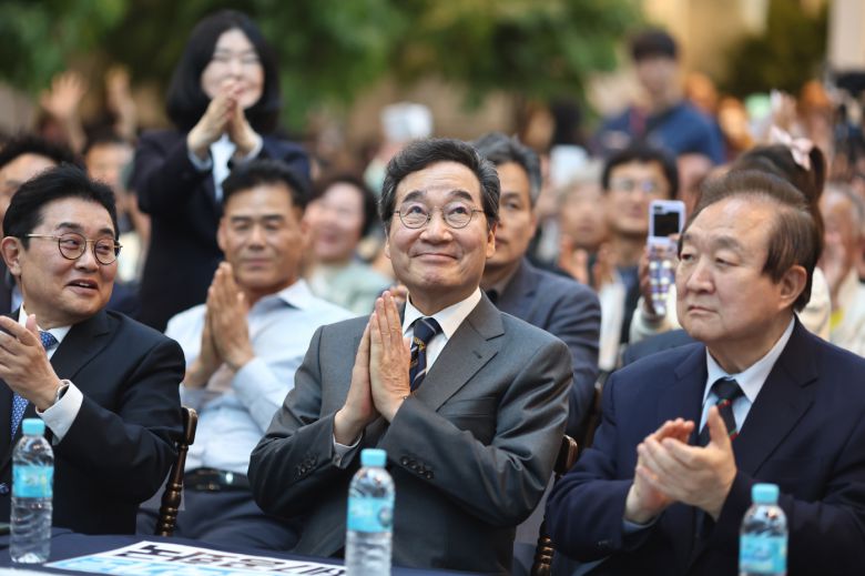 이낙연 새미래민주당 상임고문(앞줄 가운데)이 17일 서울 용산구 전쟁기념관에서 열린 ‘새미래민주당, 개헌연대 국민대회’에서 박수를 치고 있다. /연합