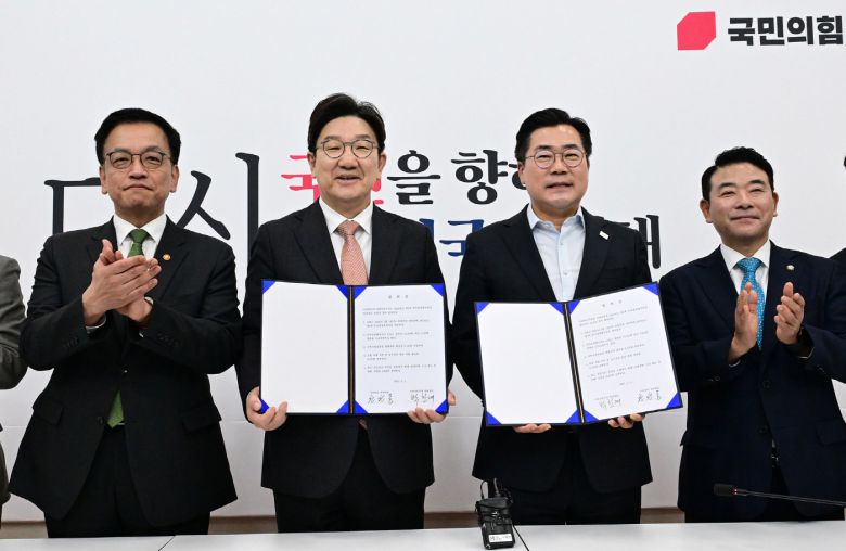 권성동 국민의힘 원내대표와 박찬대 더불어민주당 대표 직무대행 겸 원내대표가 1일 국회에서 추경안 합의문에 서명한 뒤 기념촬영을 하고 있다. 왼쪽부터 최상목 경제부총리 겸 기획재정부 장관, 권 원내대표, 박 원내대표, 박정 국회 예결위원장.  /이병화 기자