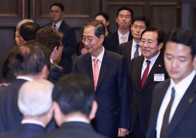한덕수 대통령 권한대행 국무총리가 지난달 30일 서울 여의도 중소기업중앙회에서 열린 '중소기업 규제혁신 현장 소통 간담회'에서 참석자와 인사하고 있다. /연합