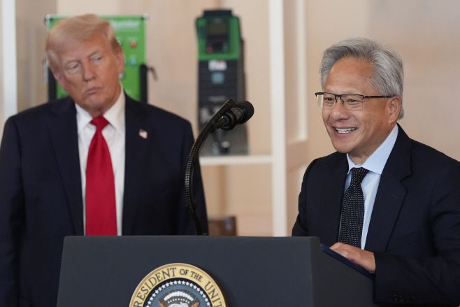 젠슨 황(중국명 황런쉰·黃仁勳) 엔비디아 최고경영자(CEO)가 30일(현지시간) 미국 워싱턴 D.C. 백악관에서 도널드 트럼프 대통령이 지켜보는 가운데 미국 투자 계획에 관해 설명하고 있다./AP·연합뉴스