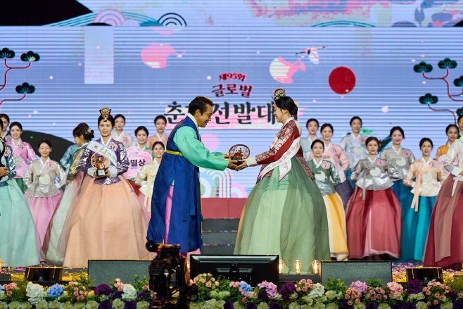지난 30일 남원시 요천로 특설무대에서 열린 제95회 춘향제 글로벌춘향선발대회에서 춘향 진으로 선발된  김도연 양(오른쪽)이 수상하고 있다./남원시