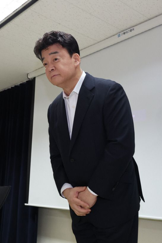백종원 더본코리아 대표가 지난달 열린 주주총회에서 회사 제품 등과 관련된 논란에 대해 사과하는 모습./연합뉴스