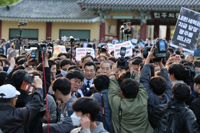 2일 오후 광주 북구 국립5·18민주묘지를 찾은 한덕수 전 총리가 광주비상행동 등 진보진영 단체 관계자들에게 가로막혀 참배하지 못하고 발길을 돌리고 있다. /연합