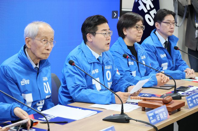 박찬대 더불어민주당 총괄선대위원장이 2일 서울 여의도 중앙당사에서 열린 중앙선거대책위원회의에서 발언하고 있다. /연합