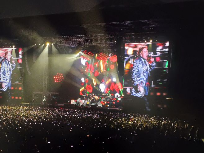 미국의 전설적인 록 밴드 건즈 앤 로지스가 지난 1일 인천 송도달빛축제공원에서 2만5000여 관객이 모인 가운데 '2025 건즈 앤 로지스 월드투어 인 코리아'를 개최했다. 이날 공연 후반부 보컬 액슬 로즈가 대표곡 ''스위트 차일드 오 마인'(Sweet Child O' Mine)을 열창하고 있다./조성준 기자