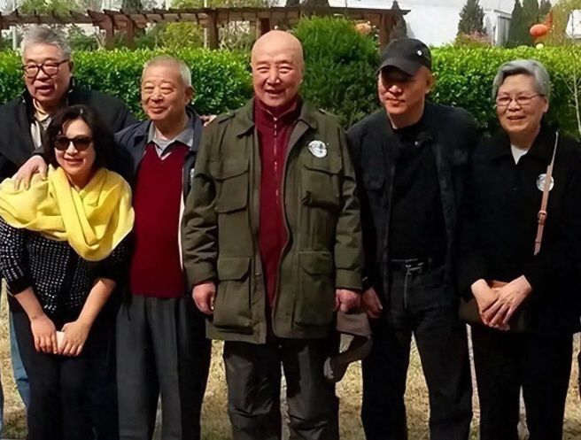 리롄제(오른쪽 두번째)가 이혼 25년 만인 2015년에 지인들과 함께 전처인 황추옌(왼쪽 여성)을 만났을 때의 모습. 10년 후 황의 모습이 충분히 짐작이 간다고 할 수 있을 것 같다./바이두.