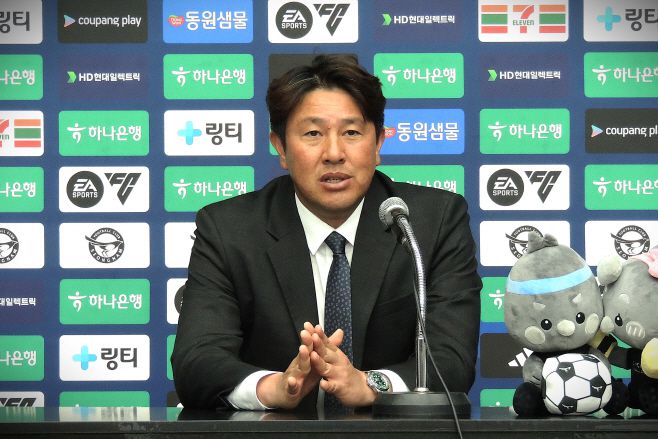 경기 후 기자회견에 나선 서울 이랜드 김도균 감독. 극적인 역전승을 거둔 선수단의 집중력을 높이 평가했다./ 전형찬 선임기자