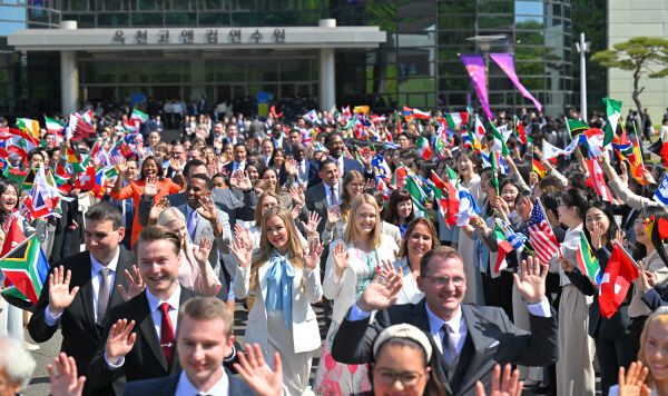 충북 옥천고앤컴연수원에서 열린 글로벌 문화행사에 참가한 외국인 방문단./제공=하나님의교회