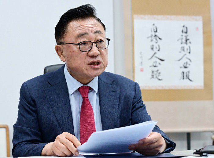 고동진 국회의원이 지난 7일 의원회관에서 진행된 본지와의 인터뷰에서 질문에 답하고 있다. /이병화 기자