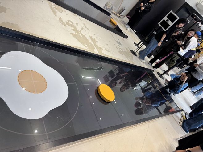 9일 서울 성동구 성수동 'XYZ Seoul'에서 열린 배민 '계란프라이데이' 팝업스토어의 미니 게임인 '완벽의 한계란'에서 방문객들이 흰자 한가운데 노른자를 올리는 컬링 게임게임을 하고 있다./박진숙 기자 act@asiatoday.co.kr