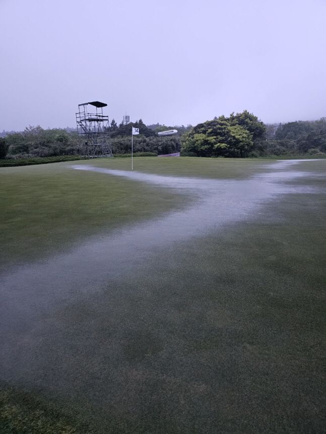 9일 제주 서귀포 사이프러스 골프&리조트 북서코스에 상당한 비가 내리고 있다. /KPGA