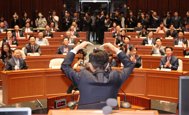 국민의힘 김문수 대선 후보가 9일 서울 여의도 국회에서 열린 의원총회에 참석해 인사말을 하던 중 머리 위로 하트를 만들어 보이고 있다./연합뉴스