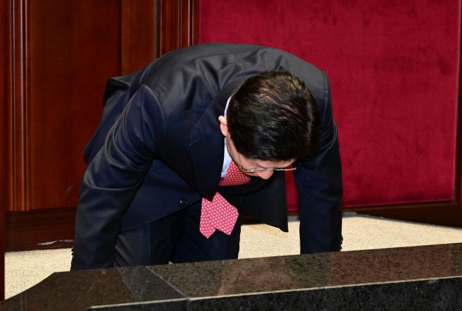 김문수 국민의힘 대통령 후보가 11일 국회에서 열린 의원총회에서 "국민의힘 대선 후보로서 나 역시 더 넓게 품지 못했던 점에 대해 이 자리에서 진심으로 사과드린다"며 의원들을 향해 큰절을 하고 있다. /이병화 기자