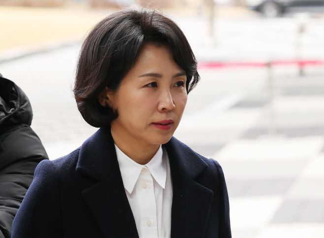 20대 대선 당내 경선 당시 더불어민주당 전·현직 의원 배우자 등에게 경기도청 법인카드로 식사를 제공한 혐의로 기소돼 1심에서 벌금형을 선고받은 이재명 대표 배우자 김혜경 씨가 지난 3월 18일 경기도 수원시 수원고등법원에서 열린 항소심 첫 공판에 출석하고 있다. /연합