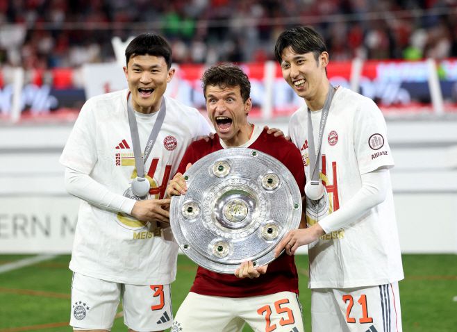 김민재(왼쪽)가 10일 진행된 바이에른 뮌헨의 분데스리가 우승 기념식에서 토마스 뮐러, 이토 히로키와 함께 우승 방패를 들어올리고 있다. / AFP·연합뉴스