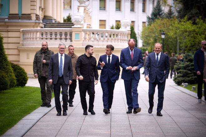 키어 스타머 영국 총리(왼쪽부터)·볼로디미르 젤렌스키 우크라이나 대통령·에마뉘엘 마크롱 프랑스 대통령·프리드리히 메르츠 독일 총리·도날트 투스크 폴란드 총리가 10일(현지시간) 우크라이나 키이우 거리를 걸어가면서 대화를 나누고 있다./우크라이나 대통령실 공보국 제공·UPI·연합