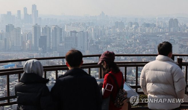 주춤하던 외국인의 국내 부동산 쇼핑(취득)이 다시 늘고 있다. 서울 남산에서 시민들이 서울 시내를 바라보고 있다. /연합뉴스
