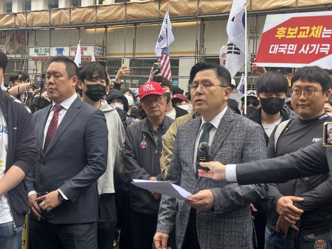 황교안 무소속 대선 후보가 10일 국민의힘 중앙당사 앞에서 기자회견을 하고 있다./박영훈 기자