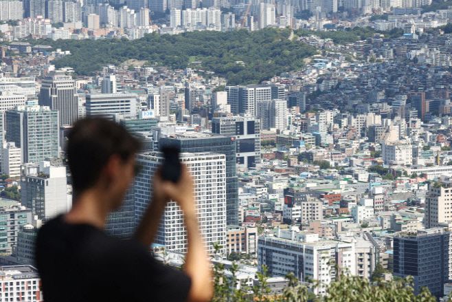 외국처럼 우리나라에서도 외국인의 무분별한 국내 부동산 취득을 규제해야 한다는 목소리가 커지고 있다. 서울 남산에서 바라본 아파트 단지들 모습./연합뉴스