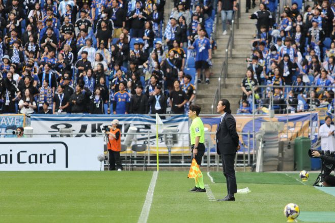 울산 문수축구경기장을 가득 메운 서포터들의 열띤 응원 속, 김판곤 감독이 냉정하게 경기 흐름을 살피고 있다. / 사진 전형찬 선임기자