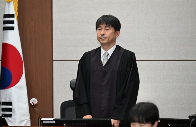 지귀연 부장판사가 지난달 21일 서울 서초동 서울중앙지법에서 열린 윤석열 전 대통령 내란 우두머리 혐의 형사재판 2차 공판에서 인사하고 있다. /연합