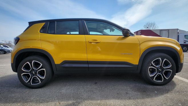 지프 어벤저의 측면 모습./김정규 기자